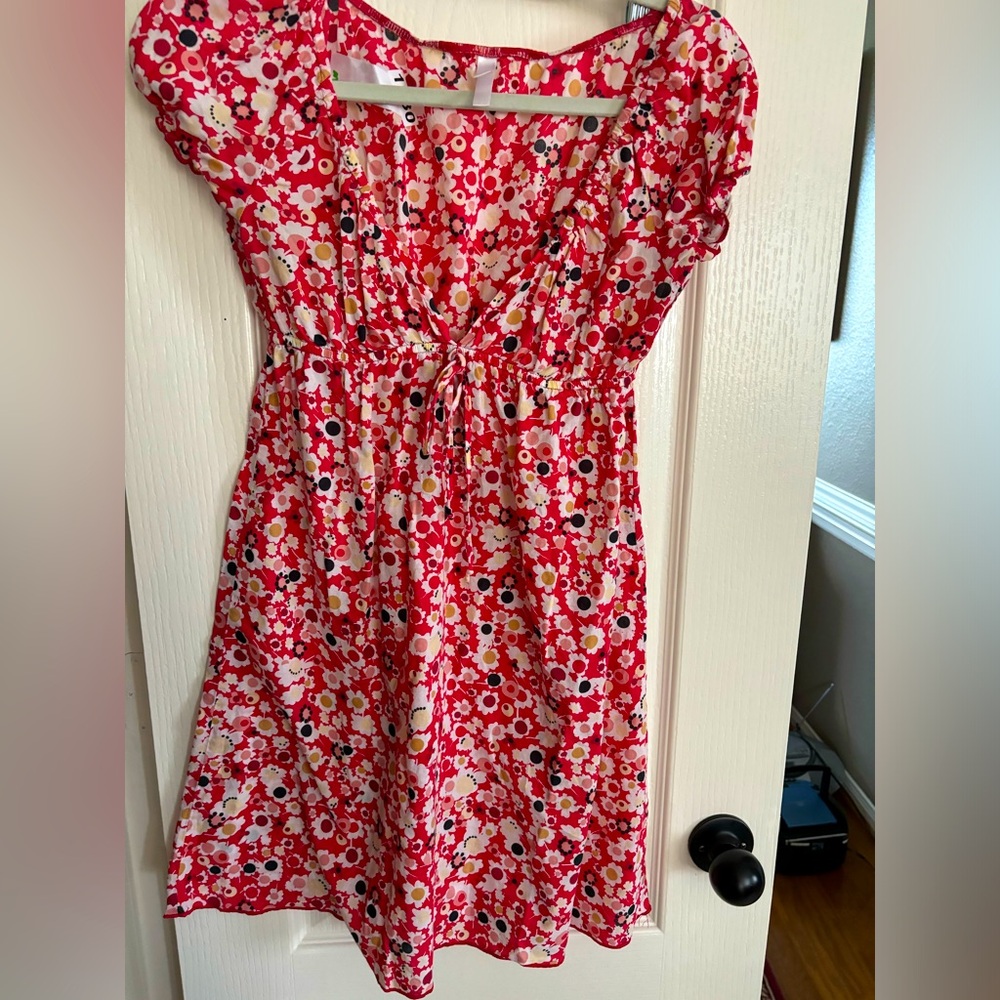 Very cute lightweight dress. I would guess a‎ size small tags are removed.